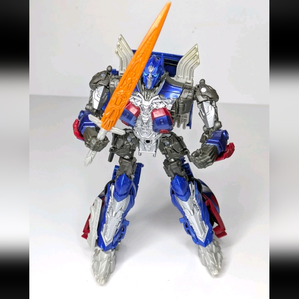 2016 Hasbro TOMY Transformers TLK Optimus Prime Premier Edition Voyager Class